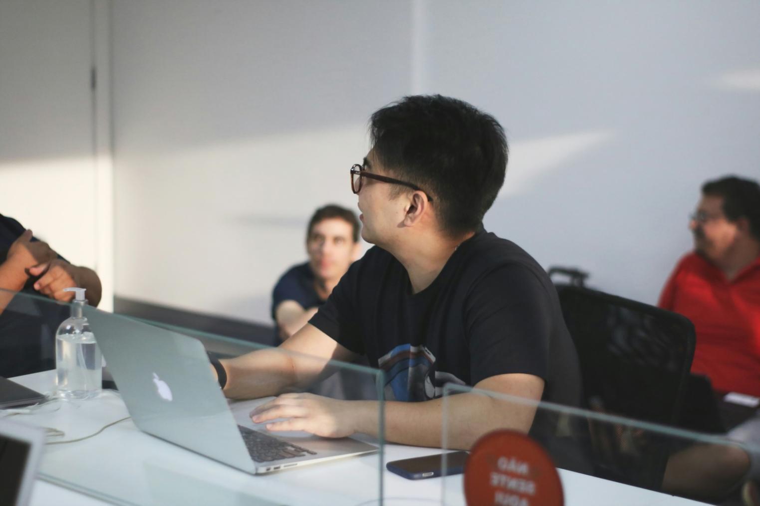 Equipo de solinaveros trabajando en soluciones financieras personalizadas